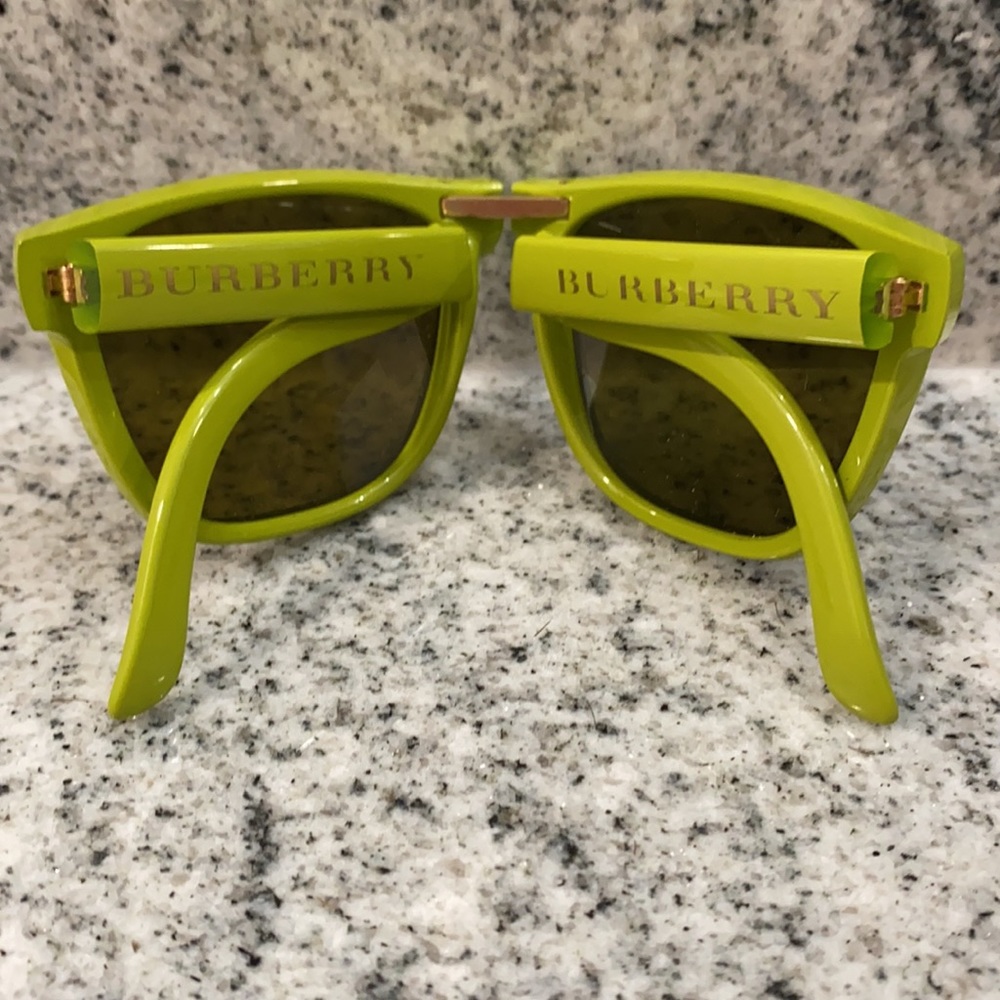 Burberry Authentic Folding Wayfarer Sunglasses 🕶